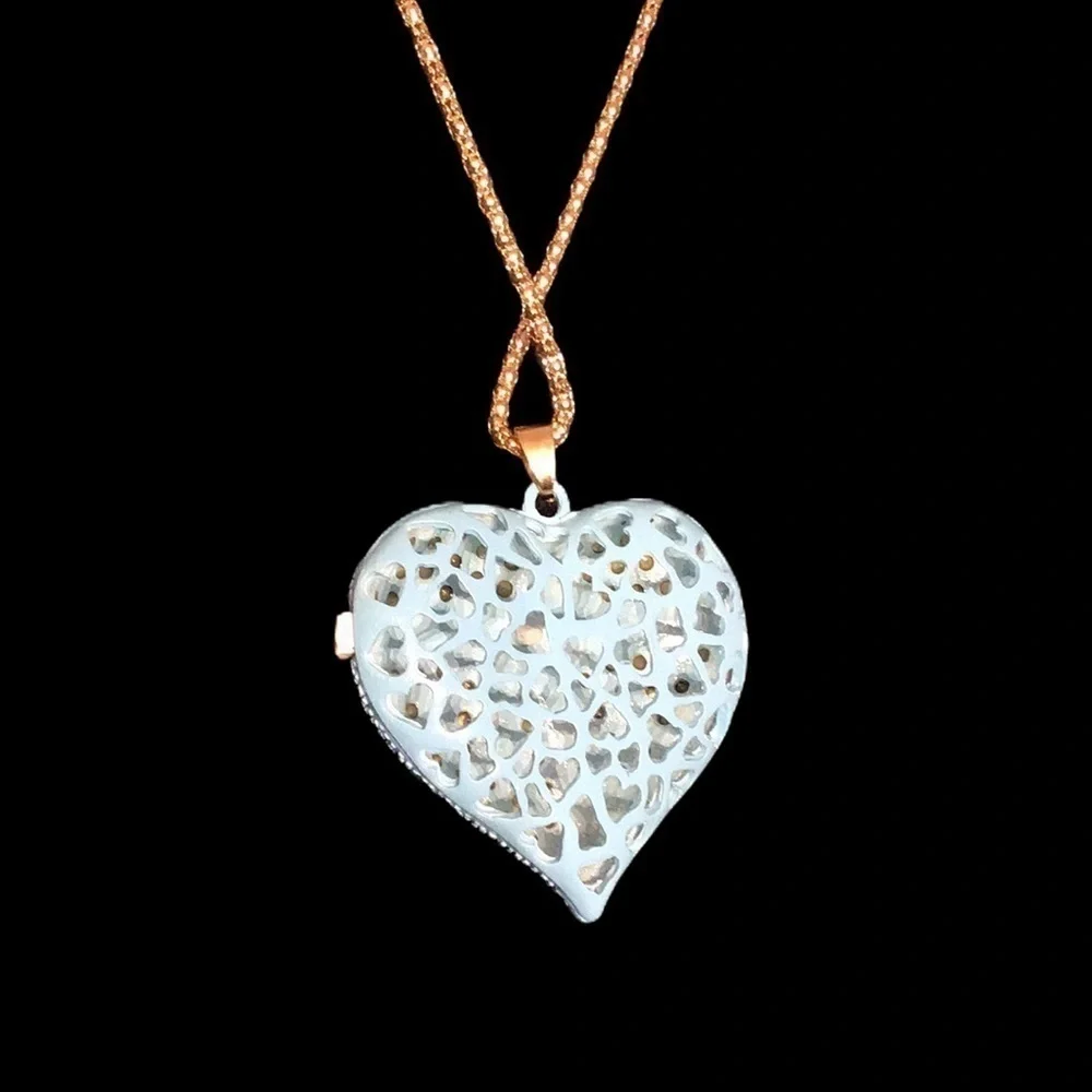 Boutique NEW - 3D heart blue gift ribbon necklace